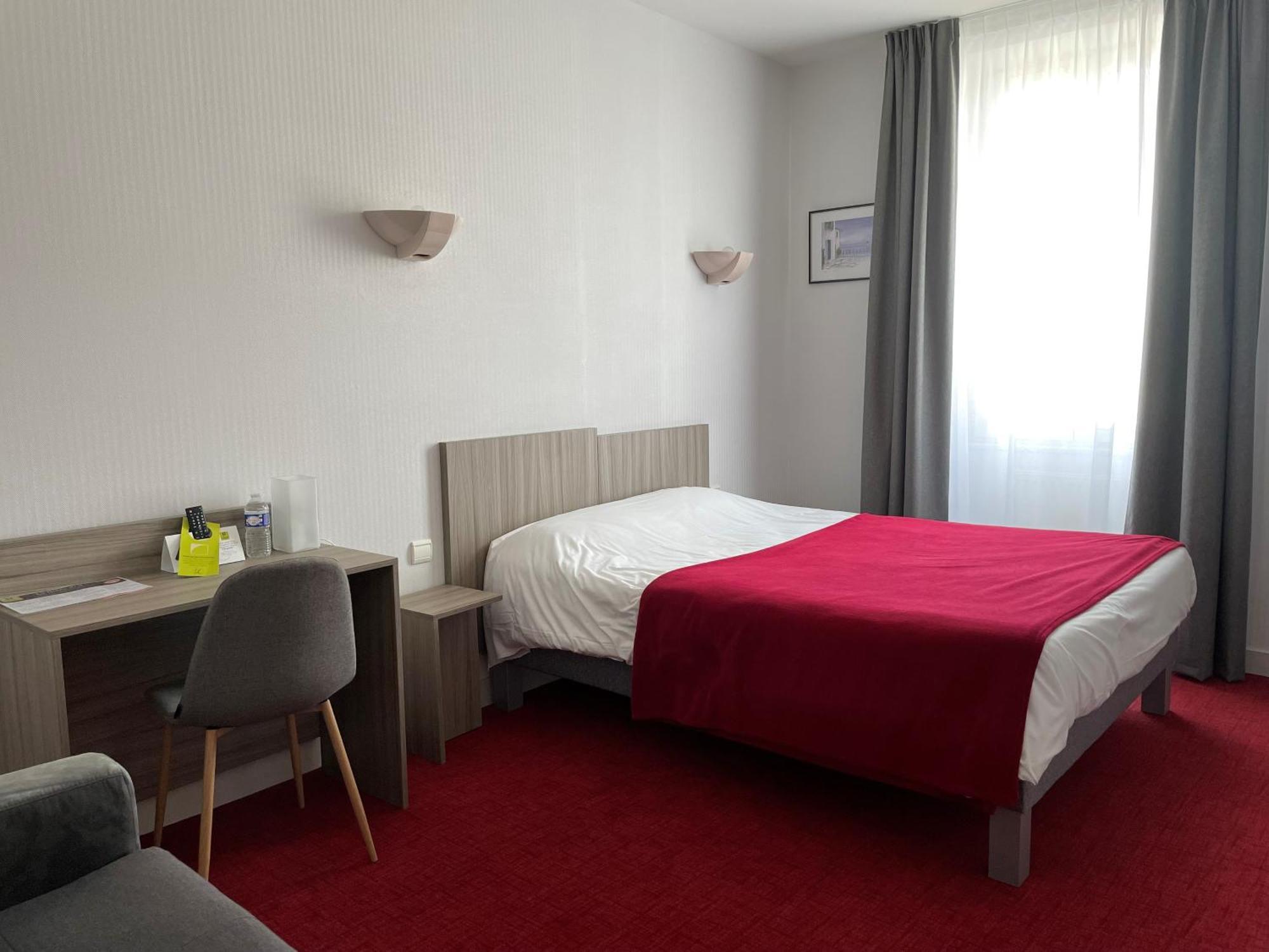 Barbezieux-Saint-Hilaire Hotel Restaurant La Boule D'Or מראה חיצוני תמונה
