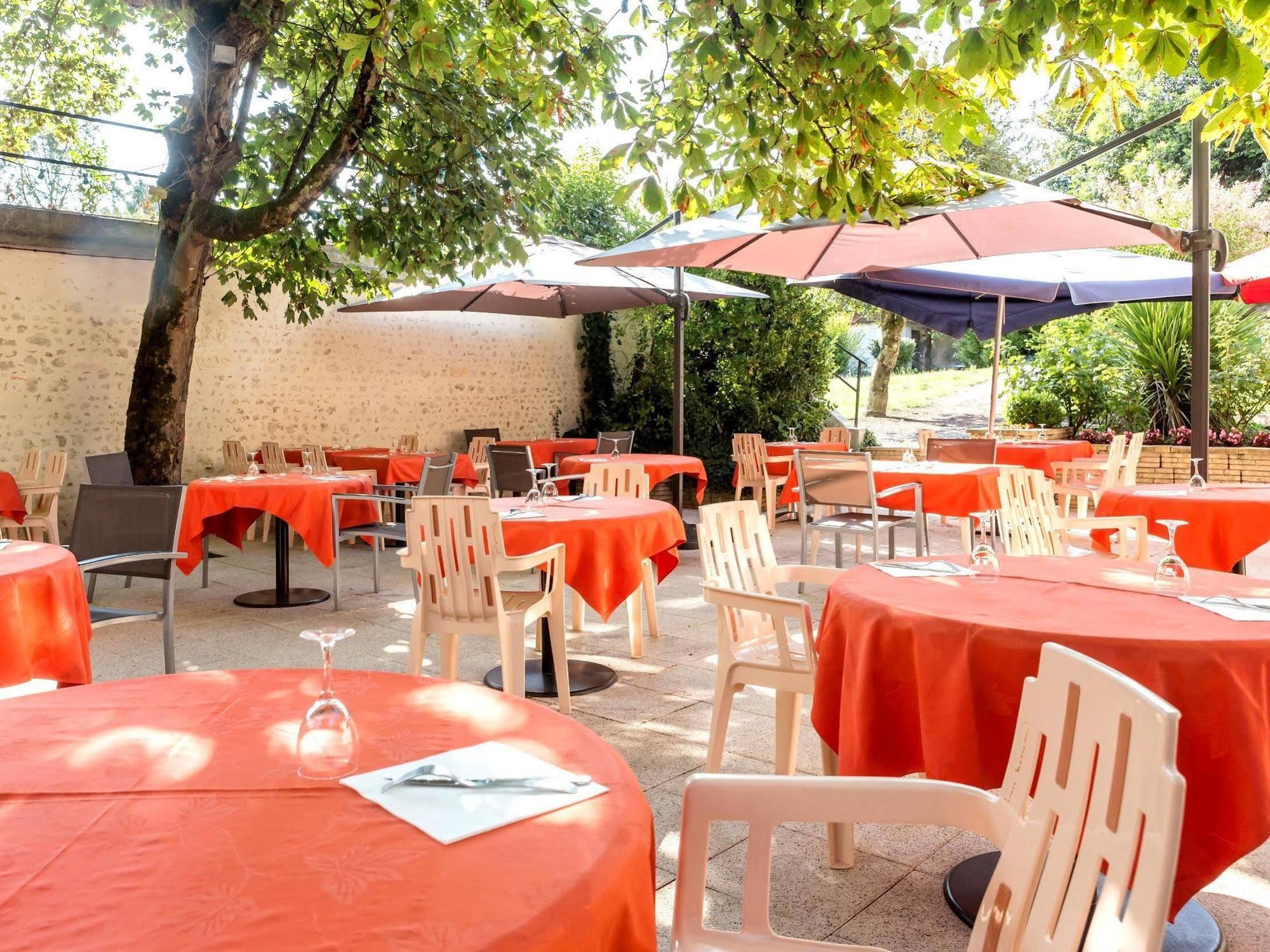 Barbezieux-Saint-Hilaire Hotel Restaurant La Boule D'Or מראה חיצוני תמונה