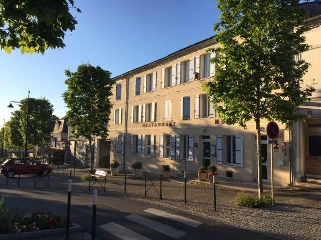 Barbezieux-Saint-Hilaire Hotel Restaurant La Boule D'Or מראה חיצוני תמונה