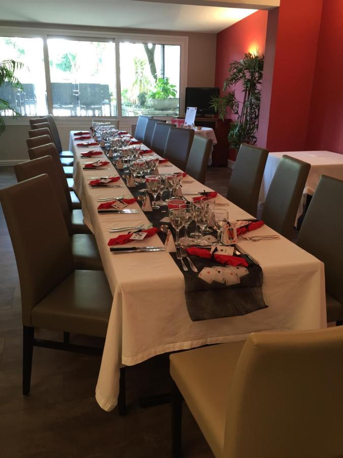 Barbezieux-Saint-Hilaire Hotel Restaurant La Boule D'Or מראה חיצוני תמונה