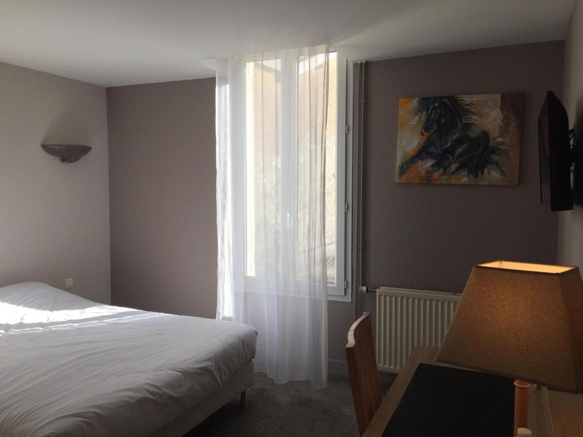 Barbezieux-Saint-Hilaire Hotel Restaurant La Boule D'Or מראה חיצוני תמונה