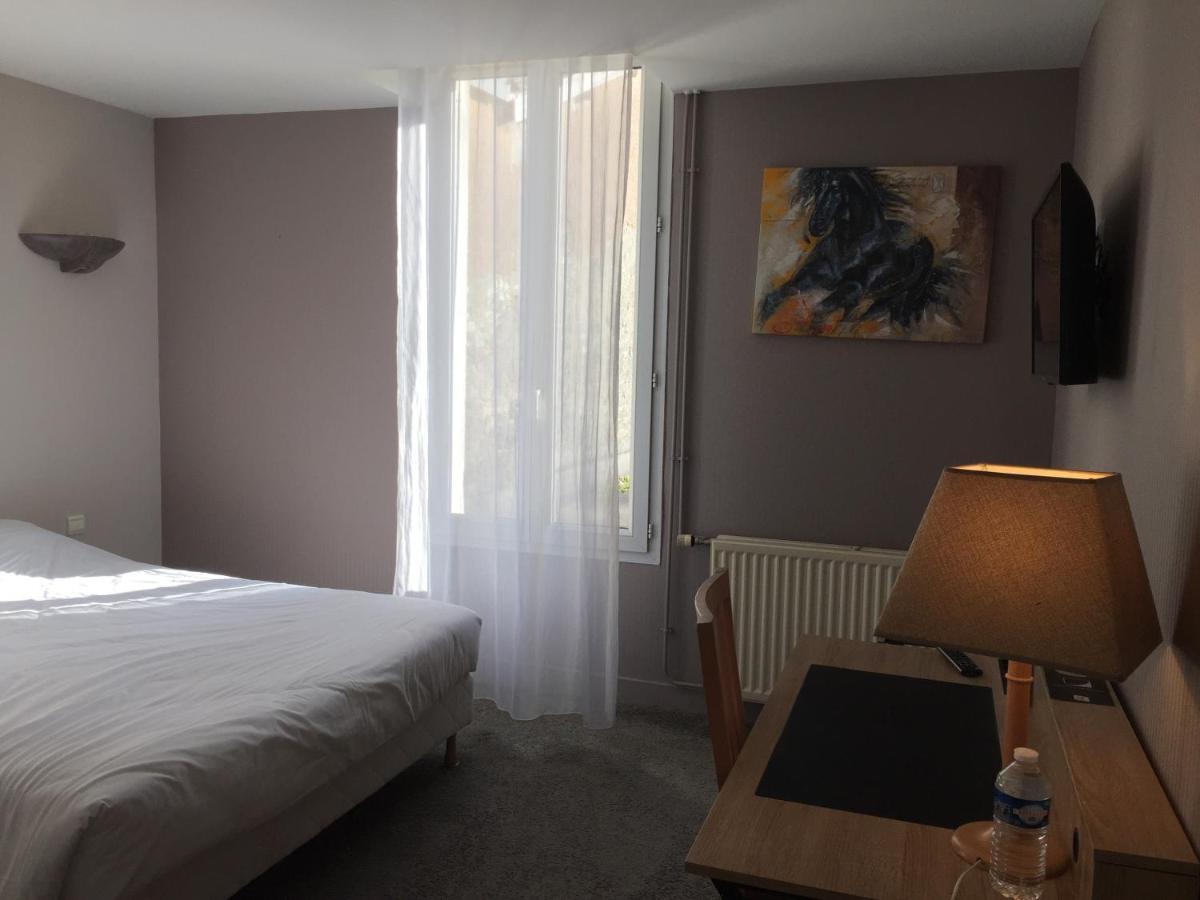 Barbezieux-Saint-Hilaire Hotel Restaurant La Boule D'Or מראה חיצוני תמונה